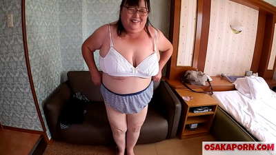 Omm grassa Ġappuniża turi t-tits kbar tagħha u tgawdi ġugarell sesswali. Omm Asjatika ta’ 51 sena titkellem dwar l-esperjenza sesswali tagħha. Yukiko 1 OSAKAPORN milf grassa